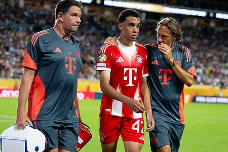 Sven Hoppe/dpa | Jamal Musiala musste nur 25 Minuten nach seiner Einwechselung angeschlagen vom Platz, begleitet von Teamarzt (r) und Physiotherapeut. 