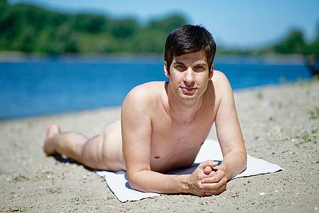 Uwe Anspach/dpa | Stadtrat Julien Ferrat (Die Mannheimer) will am FKK-Strand auf der Friesenheimer Insel in Mannheim ein Trainingscamp bieten. 