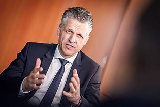 Michael Kappeler/dpa | Frei sieht Probleme bei der Durchsetzung von Altersbeschränkungen. 
