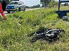 Das Kleinkraftrad liegt nach einem Alleinunfall im Graben. 
Foto: Polizei Minden-Lübbecke