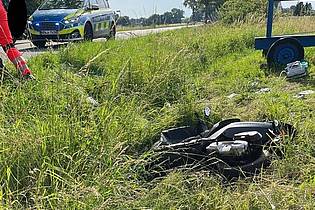 Das Kleinkraftrad liegt nach einem Alleinunfall im Graben. 
Foto: Polizei Minden-Lübbecke