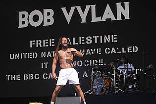 Yui Mok/PA Wire/dpa | Ein Mitglied des Duos Bob Vylan skandierte israelfeindliche Parolen von der Bühne in Glastonbury. 