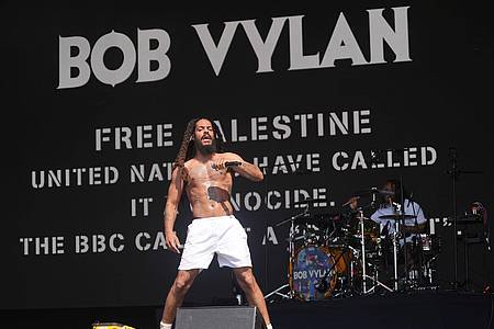 Yui Mok/PA Wire/dpa | Ein Mitglied des Duos Bob Vylan skandierte israelfeindliche Parolen von der Bühne in Glastonbury. 
