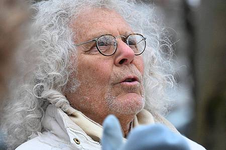 Felix Hörhager/dpa | Rainer Langhans, Ikone der 68er-Bewegung, setzt sich mit dem Sterben auseinander. (Archivbild)