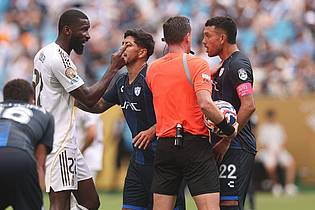 David Klein/CSM via ZUMA Press Wire/dpa | In der Schlussphase ging es zwischen Antonio Rüdiger (l) und Gustavo Cabral (r) hitzig zu.