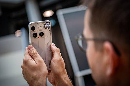 Zacharie Scheurer/dpa-tmn | Passt das Selfie? Mit der Glyph-Matrix kann man einen pixeligen Spiegel für das perfekte Selbstporträt nachbilden.