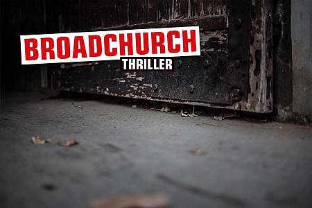 Alte Tür mit Aufschrift "Broadchurch"