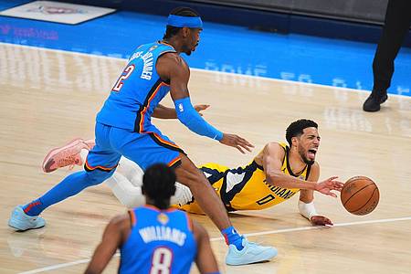Nate Billings/AP/dpa | Der Moment, der für Stille in der Arena sorgte: Haliburton rutscht weg und schreit sofort vor Schmerzen.