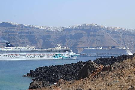 Cindy Riechau/dpa | Die griechische Insel Santorini gilt als Kreuzfahrt-Mekka. (Archivfoto) 