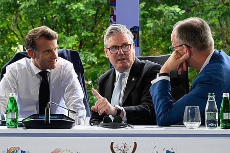 Leon Neal/Getty Pool/AP/dpa | Merz, Macron und Starmer appellieren an Teheran. (Archivbild) 