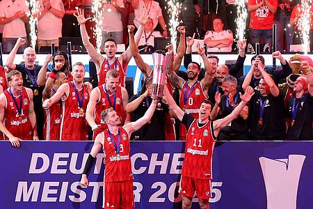 Matthias Stickel/dpa | Die Bayern-Basketballer jubeln über den Meistertitel.