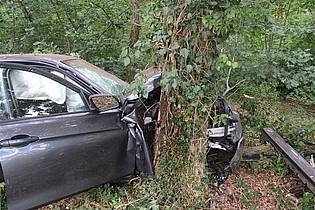 Die Fahrerin des BMW verlor die Kontrolle über den Wagen und krachte gegen einen Baum.
Foto: Polizei Minden-Lübbecke