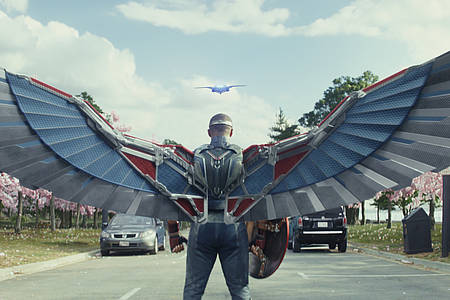 Der Falcon steht mit ausgebreiteten Metallflügeln mit dem Rücken zur Kamera - Captain America: Brave New World auf Disney+.