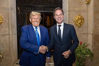 Erik Luntang/Nato/dpa | Mehr Lob geht kaum: Nato-Generalsekretär Mark Rutte schickte US-Präsident Trump zu dessen Reise nach Europa eine ganz besondere Nachricht. (Archivbild)