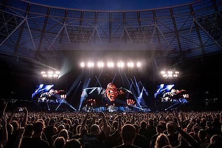 -/Phantom Music Management Ltd/dpa | Auf der «Run For Your Lives»-Tournee spielen Iron Maiden nur Songs von den ersten neun Alben. Die Band kommt für sechs Open-Air-Konzert nach Deutschland.