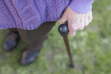 Hand an Gehstock