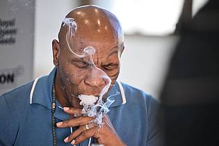 Sebastian Gollnow/dpa | Mike Tyson, Boxer und Unternehmer, rauchte am Freitag an einem Stand der Cannabis-Messe Mary Jane einen Joint. 