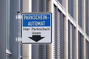 Sebastian Kahnert/dpa | Die falschen QR-Codes werden auf Parkscheinautomaten geklebt. (Symbolbild) 