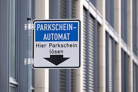 Sebastian Kahnert/dpa | Die falschen QR-Codes werden auf Parkscheinautomaten geklebt. (Symbolbild) 