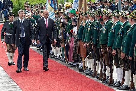 Peter Kneffel/dpa | Empfangen wurde der Kanzler unter anderem von einer Abordnung von Gebirgsschützen.