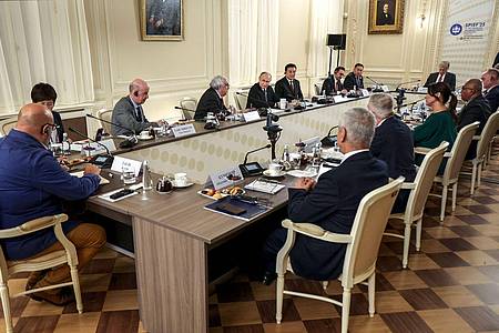 Vyacheslav Prokofyev/Pool Sputnik Kremlin/AP/dpa | Bei einer Fragerunde mit Journalisten lobte Kremlchef Putin die Chinesisch-Kenntnisse seiner Enkelin.