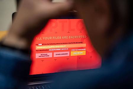 Lino Mirgeler/dpa | Bei Angriffen mit Ransomware werden Daten verschlüsselt, und die Hacker verlangen Geld für die Freigabe. (Symbolbild)