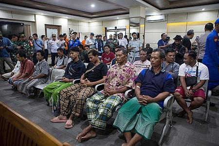 Firdia Lisnawati/AP/dpa | Die Überlebenden wurden zunächst ärztlich untersucht.