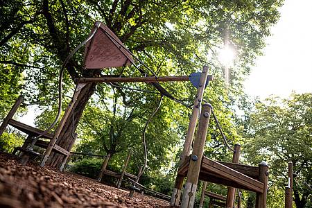Fabian Sommer/dpa | Plötzlich fiel auf dem Kinderspielplatz ein Ast herunter, ein 39-Jähriger wurde erschlagen. (Symbolbild)