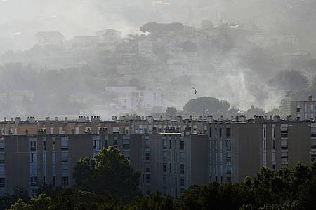 Lewis Joly/AP/dpa | Der riesige Brand bei Marseille versetzte die Einwohner in Schrecken.