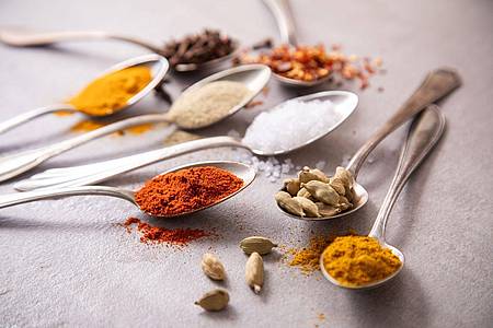 Christin Klose/dpa-tmn | Wer gerne asiatische oder orientalische Noten in Speisen bringt, sollte neben Nelken, Chili-Flocken, weißem Pfeffer, Salz und Paprikapulver auch Kardamom, Currypulver und Kurkuma im Hause haben.