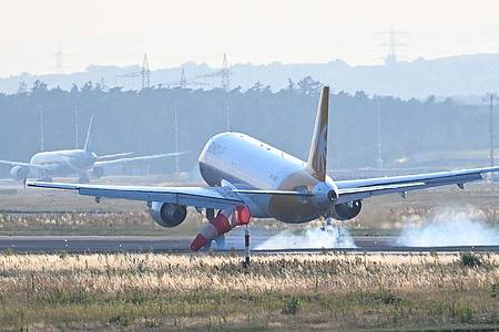 Arne Dedert/dpa | Mit zwei Sonderflügen sind bislang 345 aus Israel ausgereiste Deutsche samt nächsten Angehörigen nach Deutschland gebracht worden. 