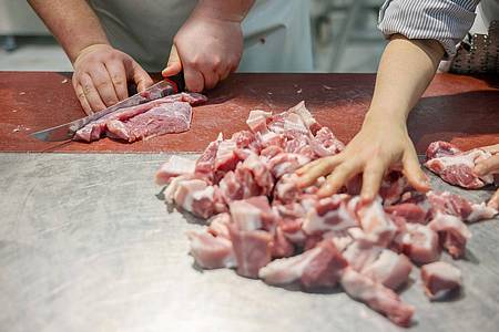 Jan Woitas/dpa | Bakteriell verunreinigtes Fleisch aus mehreren Metzgereien in Nordfrankreich hat eine Krankheitsserie mit 29 betroffenen Kindern und einem Todesfall ausgelöst. (Symbolbild)