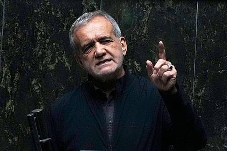 Vahid Salemi/AP/dpa | Peseschkian soll im Krieg zwischen dem Iran und Israel am Bein verletzt worden sein. (Archivbild)