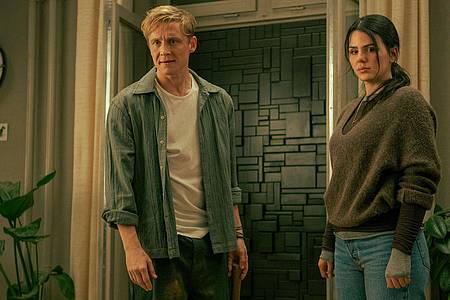 Sasha Ostrov/Netflix/dpa | Tim (Matthias Schweighöfer) und Olivia (Ruby O. Fee) kämpfen gegen eine mysteriöse Wand.