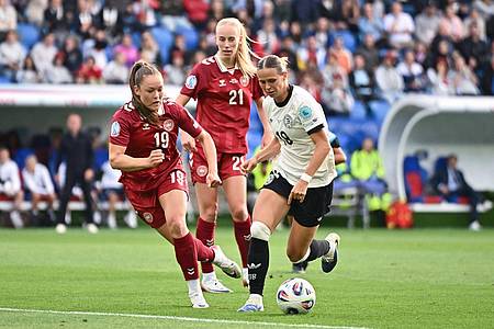 Sebastian Christoph Gollnow/dpa | Beidfüßig und flink an den Gegenspielerinnen vorbei: Klara Bühl.