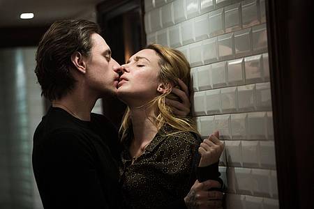 Magali Bragard/Julien Roche/ZDF/dpa | Seit ihrer ersten erotischen Begegnung vergisst Hélène (Lætitia Dosch) alles um sich herum, wenn der geheimnisvolle Alexandre (Sergej Polunin) in ihrer Nähe ist.