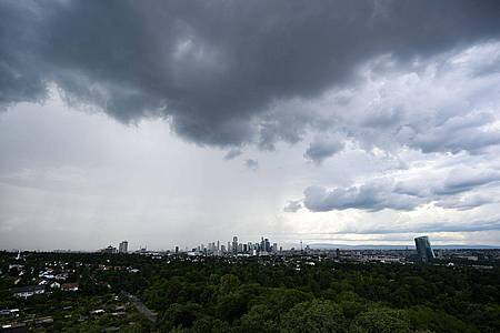 Arne Dedert/dpa | Regen zieht ab Sonntag in Deutschland auf. (Archivbild)