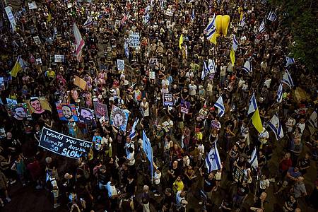 Oded Balilty/AP/dpa | Tausende Israelis demonstrierten in Tel Aviv und anderen Städten für die Freilassung der in den Gazastreifen verschleppten Geiseln. 