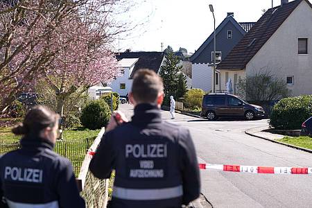Thomas Frey/dpa | Bei den Ermittlungen zu dem Dreifachmord im Westerfald geht die Polizei auch möglichen Lebenszeichen des Tatverdächtigen im Internet nach.  