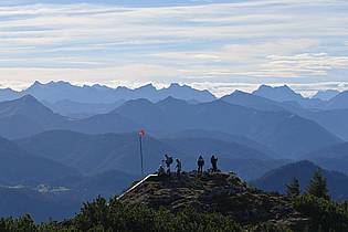 Katrin Requadt/dpa | Schlechte Karten für Wanderer: Der Vandalismus in Schutzhütten nimmt zu, teilt der Deutsche Alpenverein (DAV) mit. 