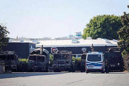 Martin Wichmann/WichmannTV/dpa | Sechs Bundeswehr-Fahrzeuge sind am Samstagabend in Erfurt in Brand geraten. Die Kriminalpolizei ermittelt wegen Brandstiftung. 