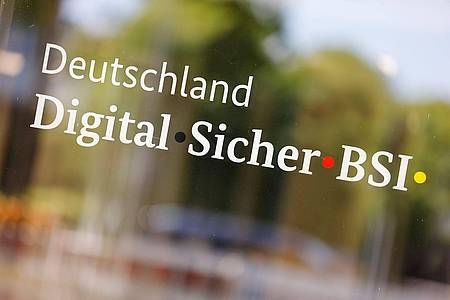 Thomas Banneyer/dpa | Die Behörde spielt nach Angaben von Dobrindt eine wichtige Rolle beim Kampf gegen Cyber-Attacken. 