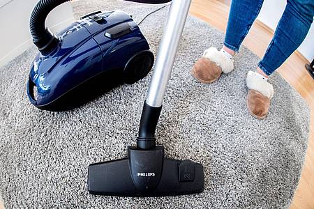 Hauke-Christian Dittrich/dpa | Trotz aller Emanzipation bleibt Hausarbeit laut einer Studie weiterhin mehrheitlich an den Frauen hängen. (Symbolbild)