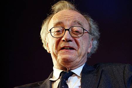 picture alliance / dpa | Hatte viel Sinn für Humor: der Pianist Alfred Brendel - hier im Jahr 2008 in Baden-Baden.