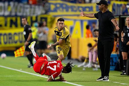 Sven Hoppe/dpa | Rasanter Zweikampf zwischen Bayerns Michael Olise (Nr. 17) und Alan Velasco von Boca.