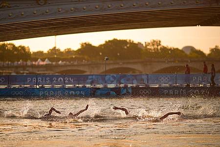 David Goldman/AP/dpa | Im vergangenen Jahr während der Olympischen Spiele schwammen bereits Wassersportler in der Seine (Archivbild).