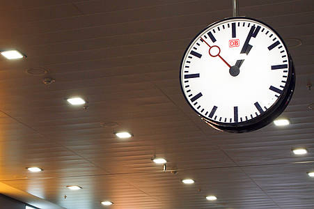 uhr-deutsche-bahn-ice-trasse