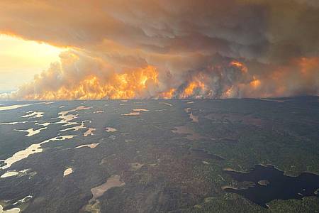 Uncredited/Manitoba government/AP/dpa | Zum Thema Waldbrände konnte sich die Gipfel-Teilnehmer auf eine gemeinsame Erklärung einigen. Wegen US-Präsident Donald Trump gibt es allerdings keine explizite Erwähnung des Klimawandels. (Archivbild)