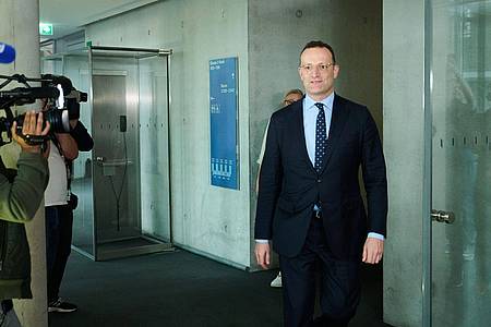 Annette Riedl/dpa | Jens Spahn im Juni auf dem Weg zum Haushaltsausschuss - nun wird Sonderermittlerin Sudhof befragt. (Archivbild) 