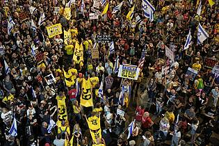Oded Balilty/AP/dpa | In Israel gehen erneut Tausende für ein Ende des Gaza-Kriegs auf die Straße. (Archivbild) 